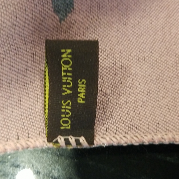 Louis Vuitton scarf. - Picture 3 of 4